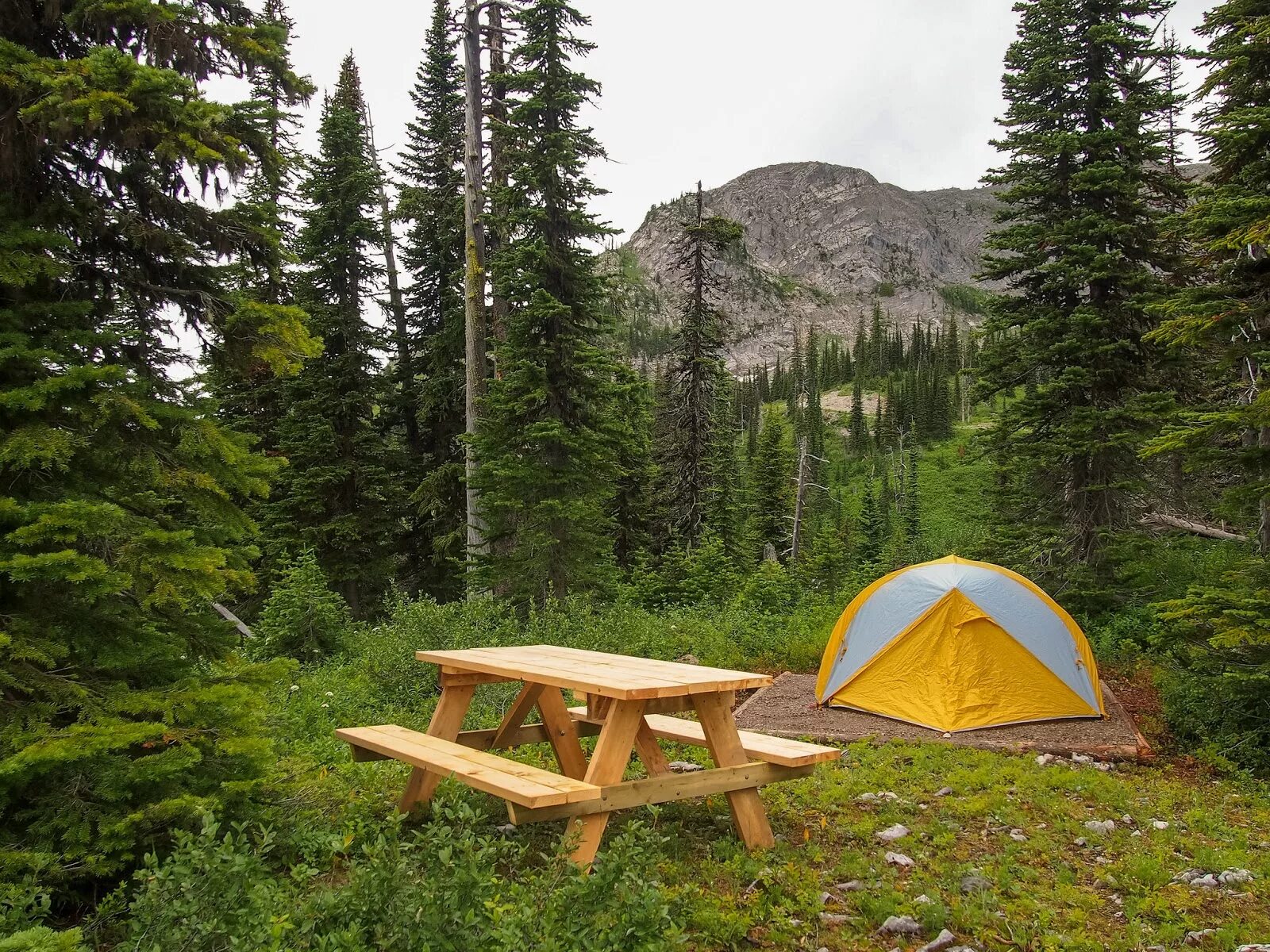 Mountains camping. Кемпинг в уральских горах. Зима палатка горы. Кемпинг обои. Идеи для кемпинга.