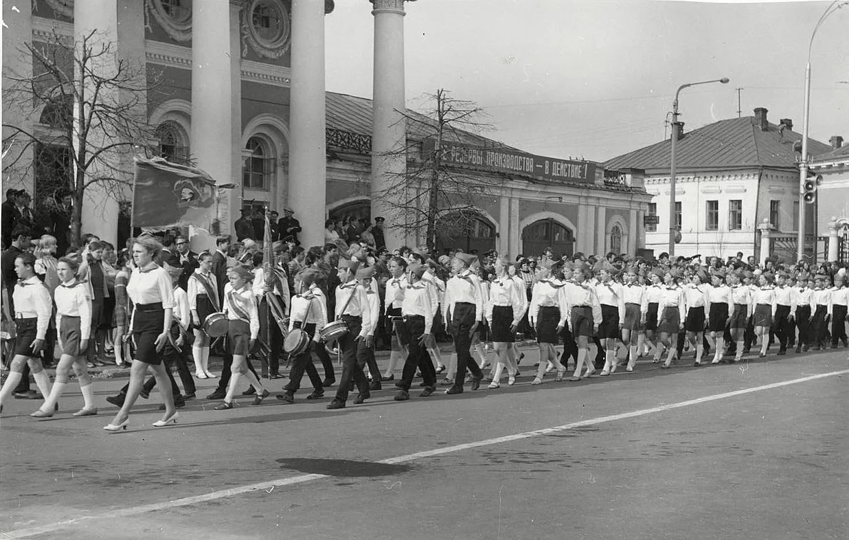 1 мая 1972 года. Пионерский парад 1972. Пионерский парад на Дворцовой площади 1972. Пионерский отряд школа 1975. Пионерский отряд школа 1970.