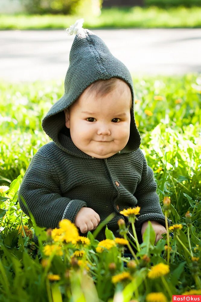 Весна для детей. Весенний малыш. Весенняя фотосессия для детей. Дети в цветущем саду. Весенние цветы для детей.