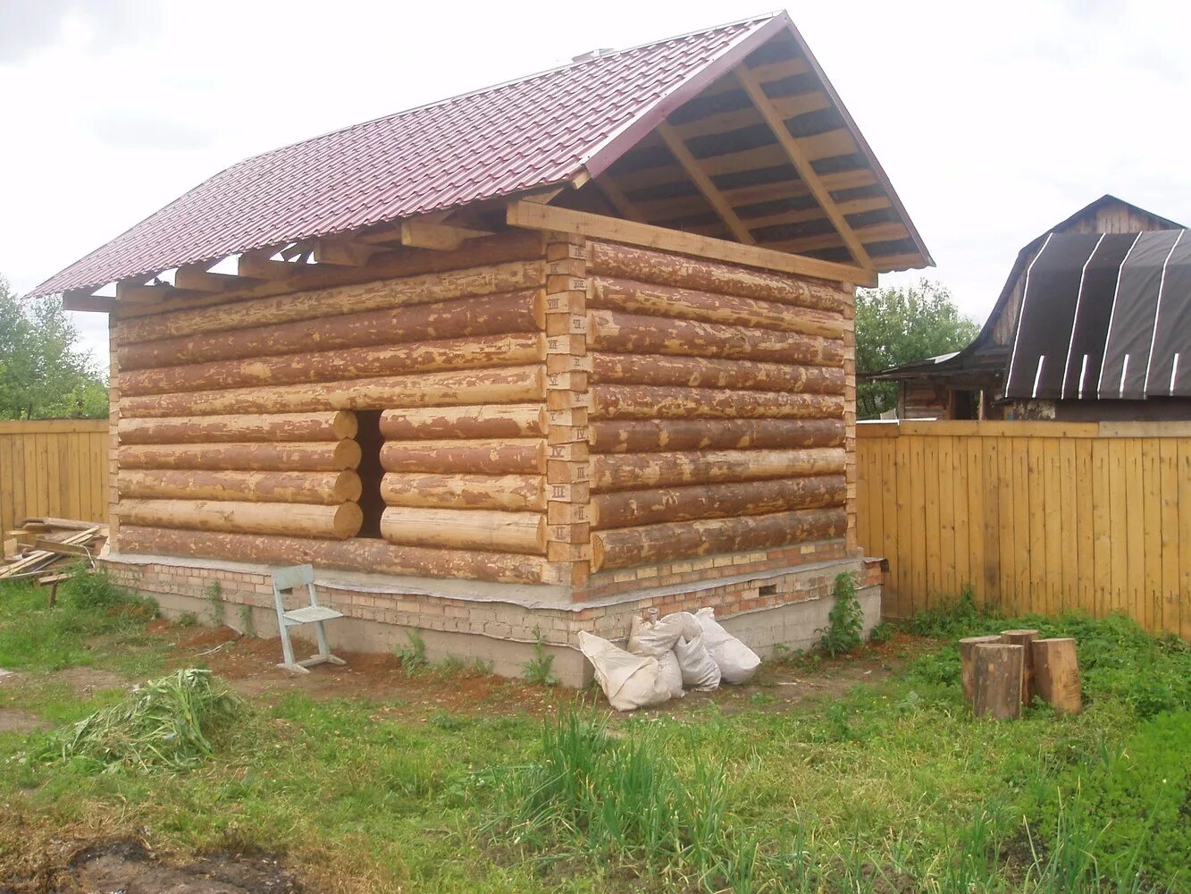 Крыша на сруб бани. Срубы бань под крышу. Кровля на срубе. Крыша для бани. Срубы бань под крышу.