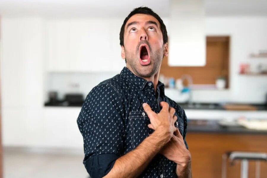 Парень показывает вверх. Лицо человечка смотрящего в сторону. Человек показывает наверх. Мужчина с указательным пальцем. Задумчивый вид человека.