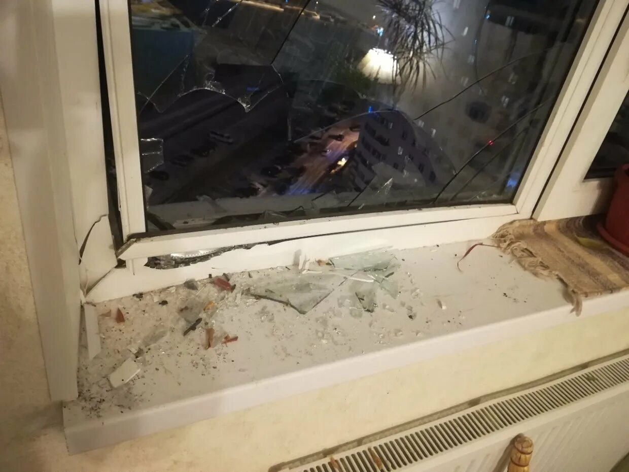 Разбитое окно в квартире. Разбитые стеклопакеты. Разбитое пластиковое окно. Окно разбито пластиковое.