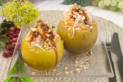 Фаршированные яблоки в духовке