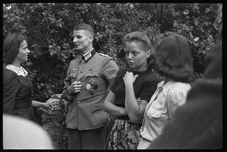 Во время второй мировой войны вручали. Немецкие солдаты и женщины. Немецкий солдат с девушкой.