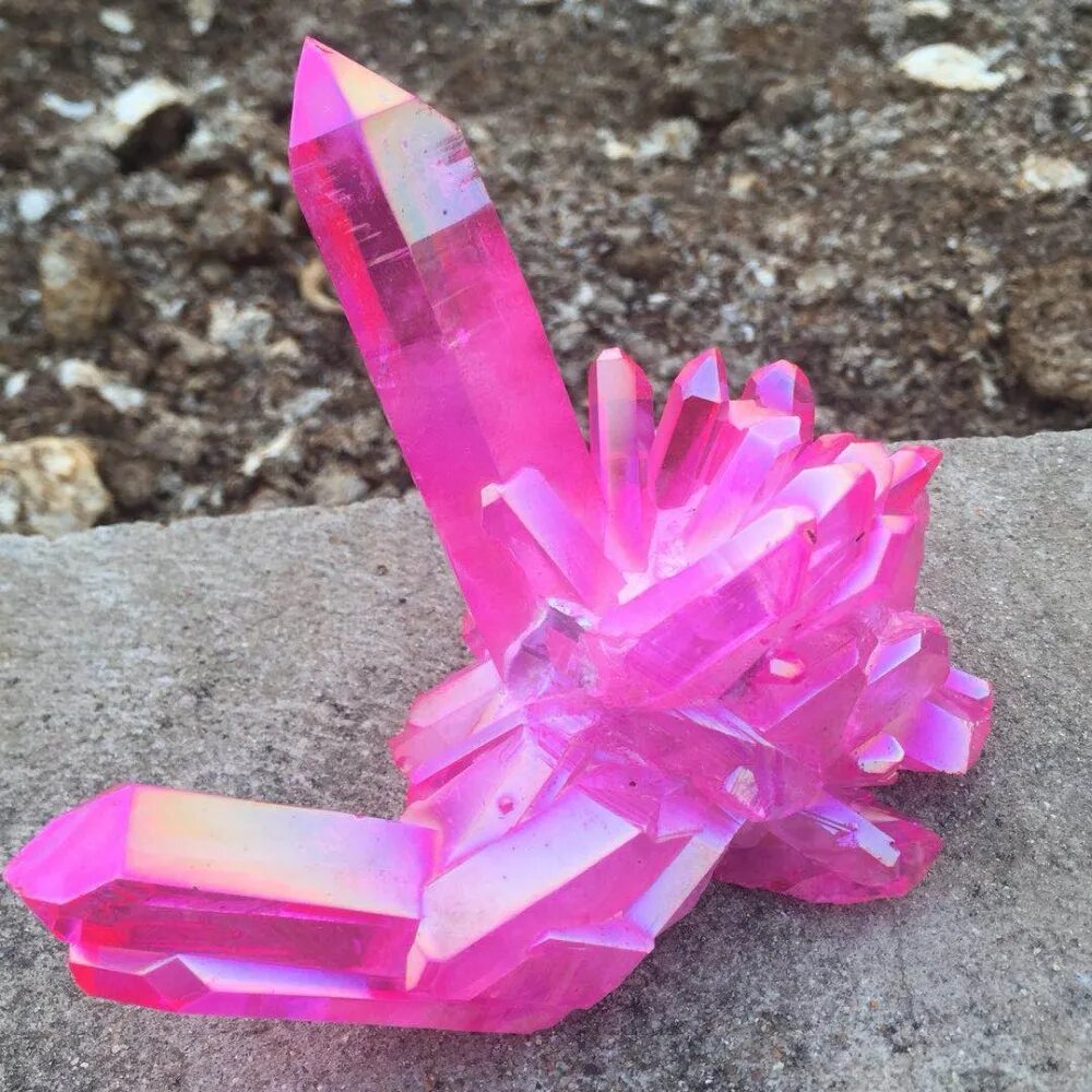 родохрозит и розовый кварц. пинк кристалл. розовый камень родохрозит. кристалл розового цвета. розовый кварц кристалл.