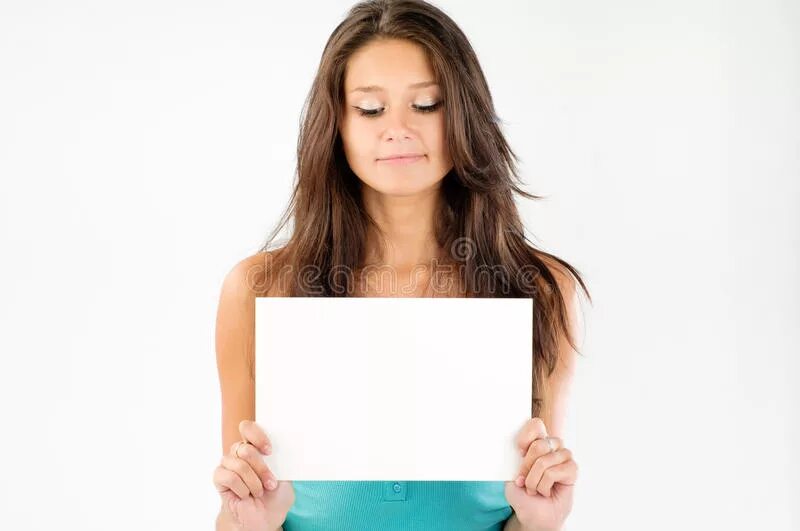 Девочка показывающая листок бумаги. Человек с листом бумаги. Девушка с пустым листом. Девушка показывает бумагу. Человек показывает бумажку.