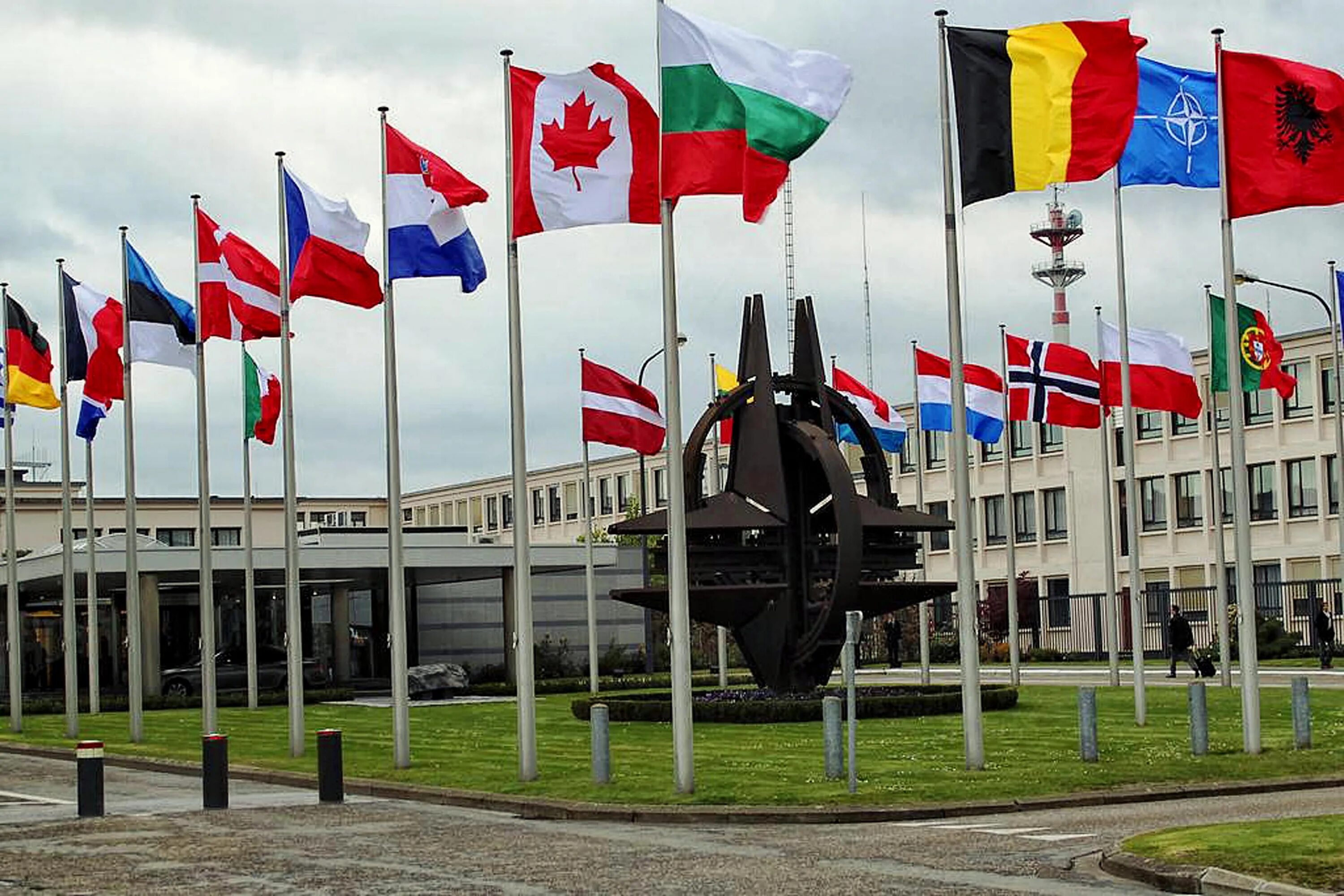 Штат нато. Штаб-квартира НАТО В Брюсселе. Флаг НАТО штаб квартира НАТО В Брюсселе. Штаб квартира НАТО Германия. Брюссель столица НАТО.