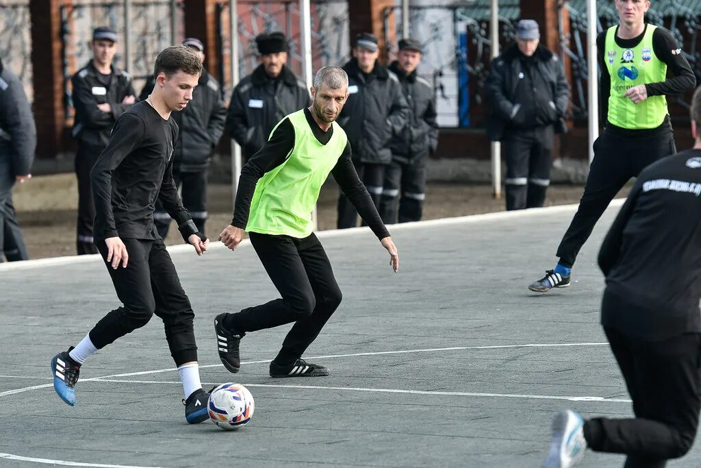 Александр кокорин футбол в колонии. Офицеры играют в футбол с заключенными. Кокорин и мамаев в тюрьме. Футбольные зеки. Зеки на футболе.
