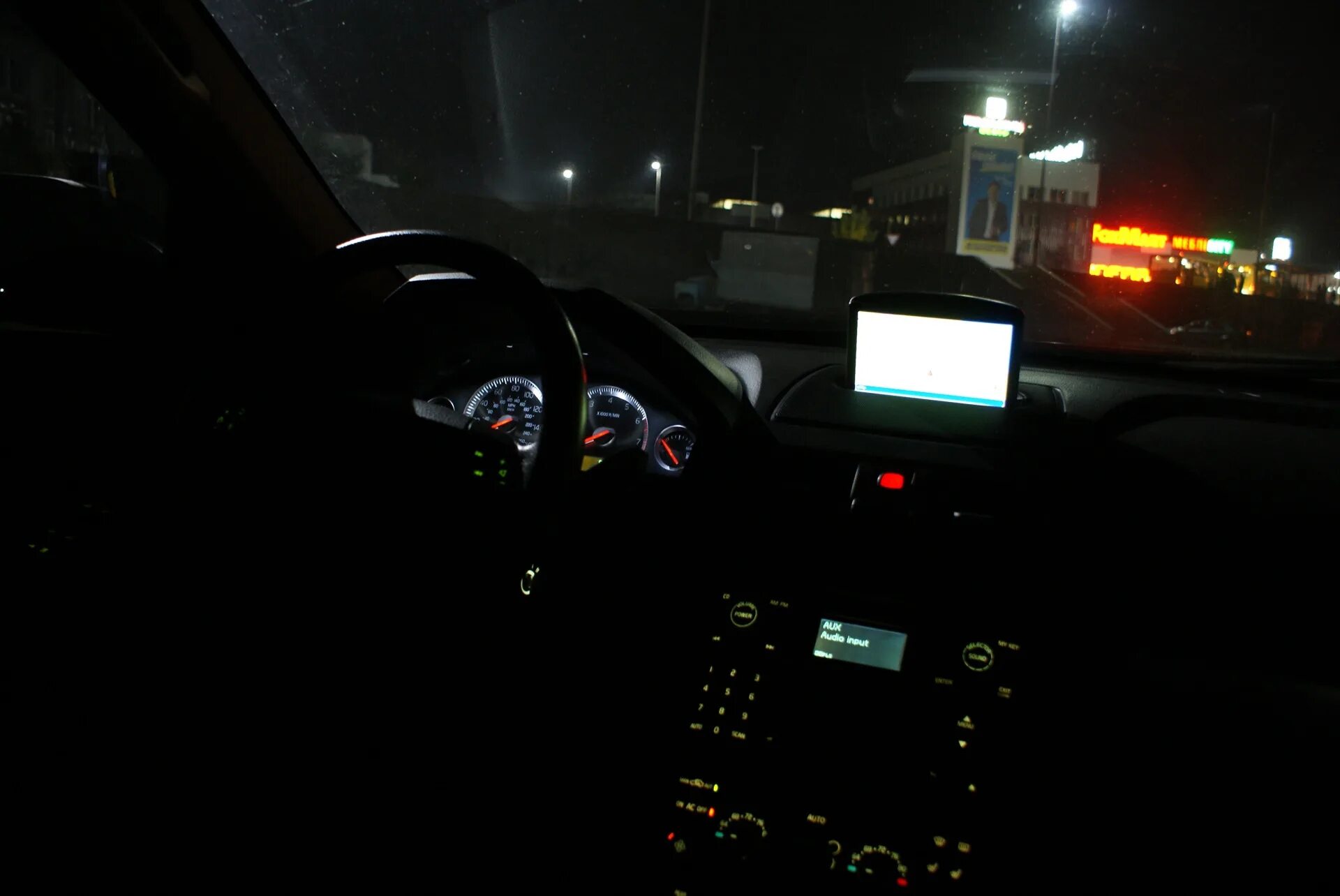 Салон машины ночью. Машина внутри ночью. Салон автомобиля изнутри ночью. Вид из салона автомобиля. Работа ночью автомобилем