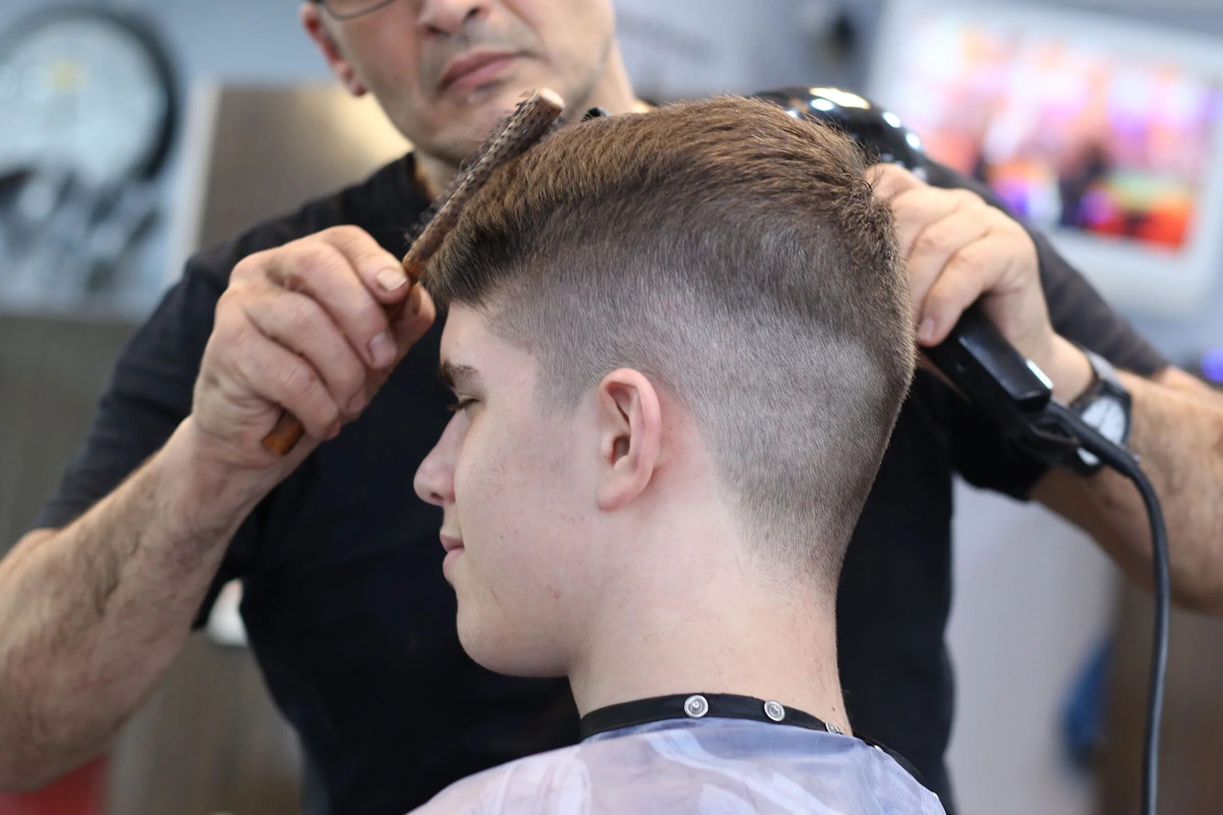 Карельский цирюльник. Цирюльник кострома. Карельский цирюльник. Парикмахер. Прически госслужащих.