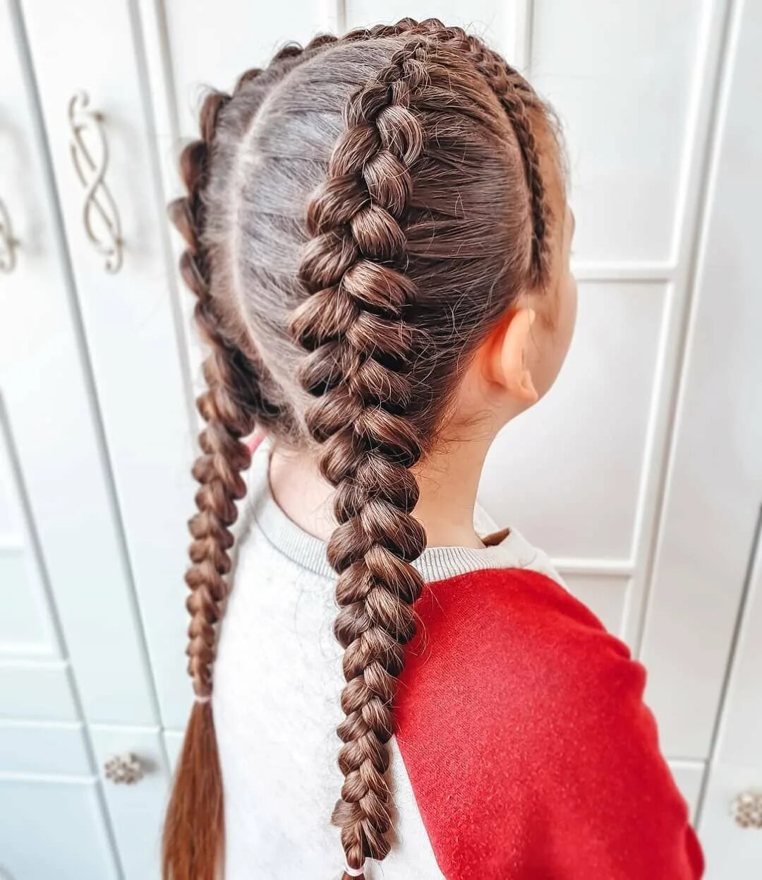 Как заплести две косички девочке. Колосок 2 косички на средние волосы. Красивые причёски для девочек. Прическа с колоколосками. Прически с косичками для детей.