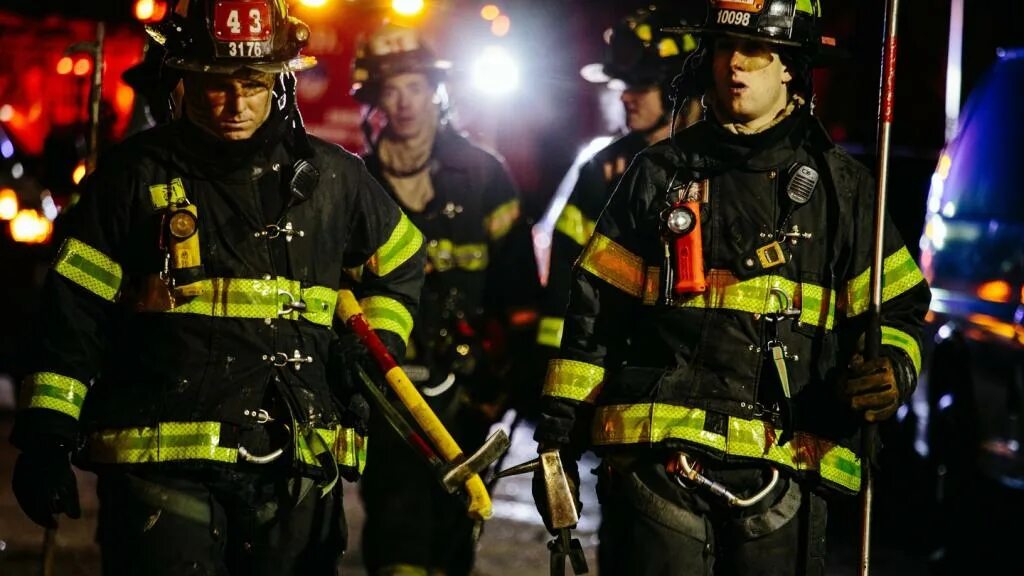 Пожарные великобритании форма. Униформа пожарного сша. Пожарные сша. Пожарники сша. Форма пожарного в америке.