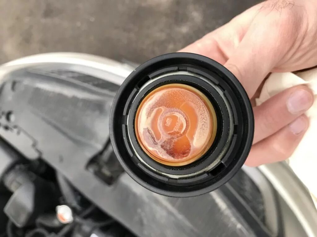 5 v6 эмульсия на заливной крышке масла. Эмульсия на крышке масла ваз 2107. Эмульсия на крышке заливной горловины. Эмульсия под крышкой маслозаливной горловины ваз. Эмульсия на крышке заливной горловины.