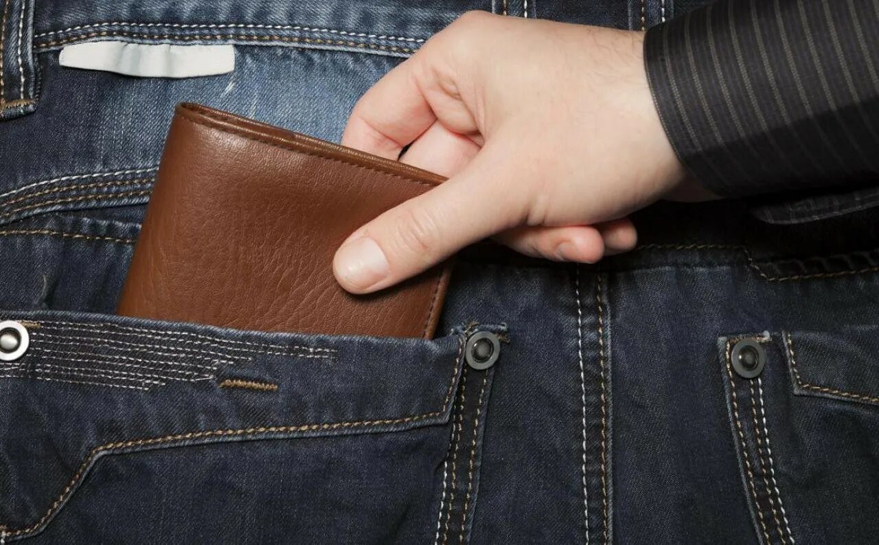 Достает кошелку. Украли кошелек. Кража портмоне из кармана. Кража портмоне.