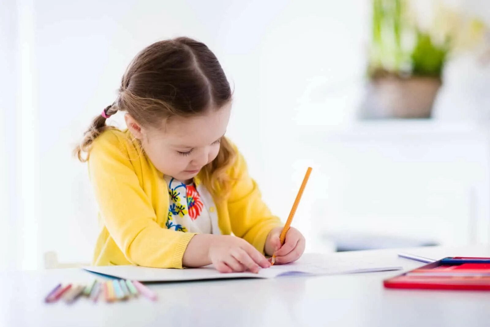 Cute student. Ребенок пишет. Ребенок учится писать. Ребенок пишет ручкой. Рисуем с детьми.
