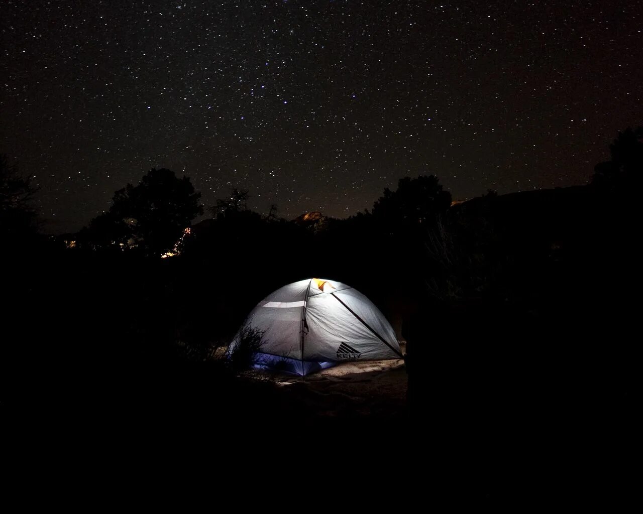 Night camp. Палатка ночью. Звездное небо и палатка. Обои палатка. Палатка в темноте.