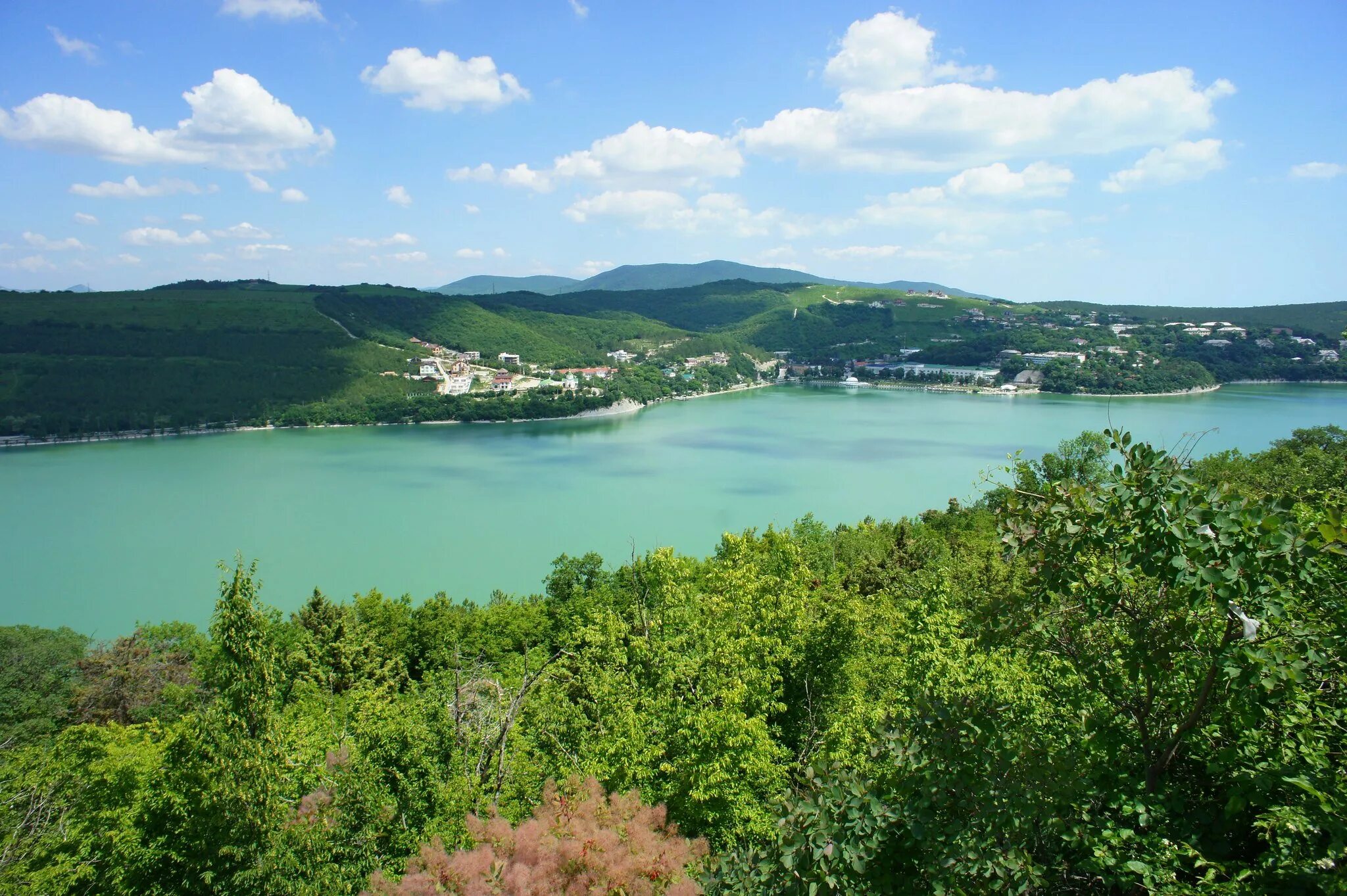 Поселок абрау дюрсо пляж. Озеро абрау новороссийск. Дюрсо новороссийск. Черное море абрау дюрсо. Дюрсо новороссийск.