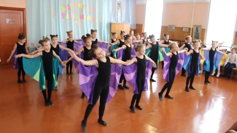 Выступление бабочки 21 апреля. Танец бабочек в детском саду. танец с бабочками в руках в детском саду. танец бабочки (1894). танец бабочек школа шестая 1 класс.