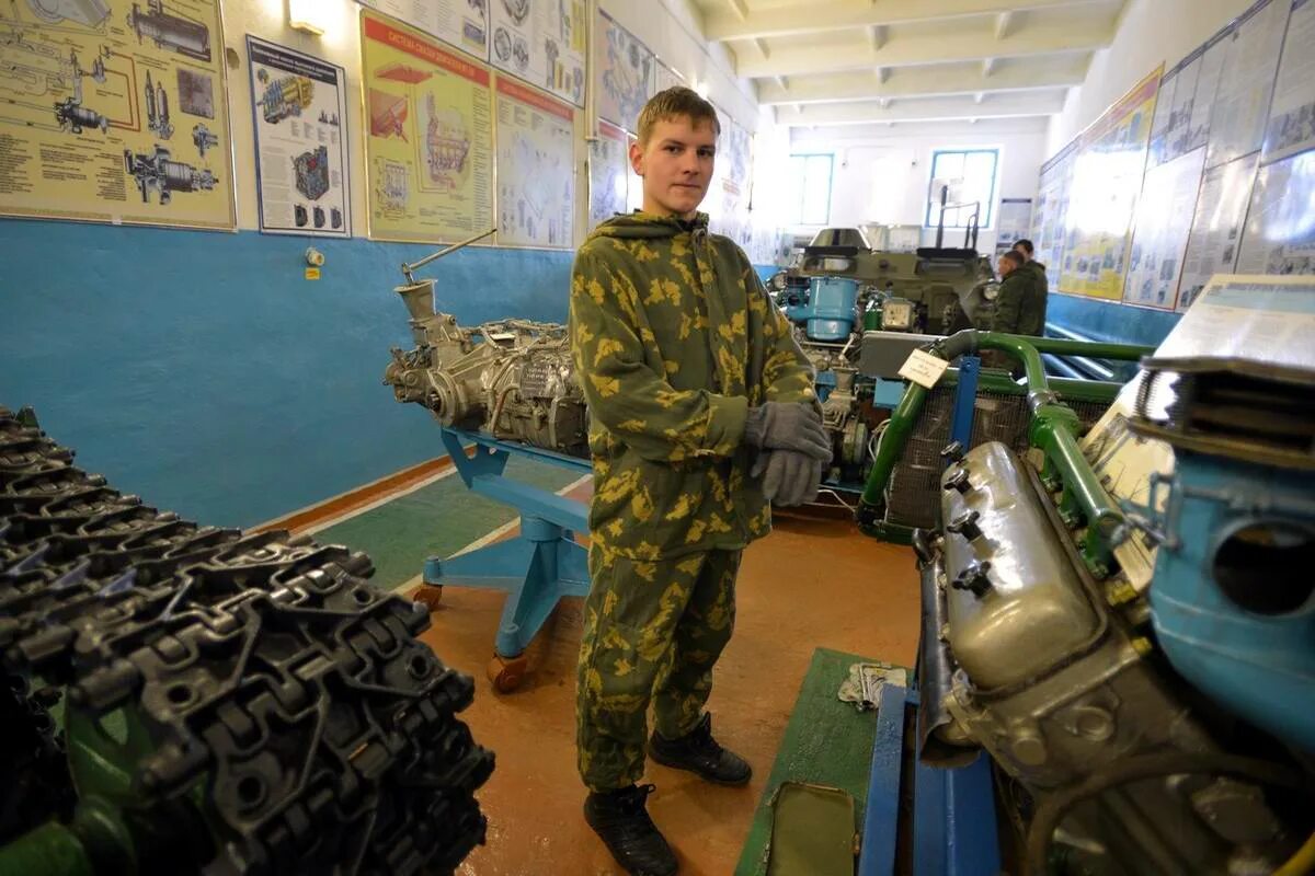 Военное техническое образование. Механик водитель БТР. Механик в армии. Механик водитель в армии. Инженер военной техники.