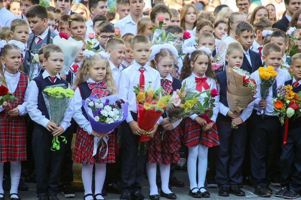 Сколько дней прошло с 1 сентября 2018. Школьная линейка. 1 Сентября фото. Школа первое сентября. Линейка в школьном дворе на 1 сентября.