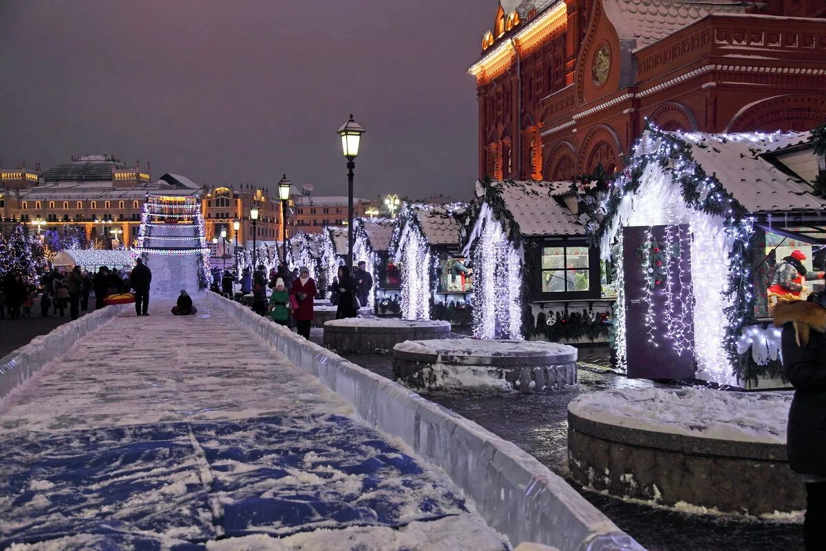 Куда сходить в москве недорого зимой. Гум каток вечером. Парк вднх каток. Парк зарядье в москве зимой. Парк вднх ледяные горки.