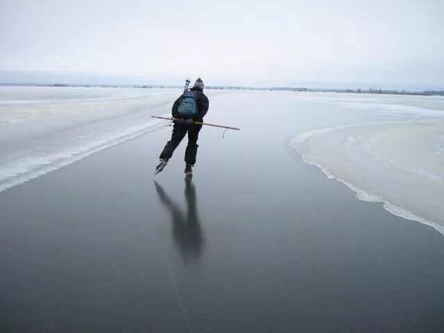 Шайба скользит с ледяной. Шайба скользит с ледяной горки высотой 5 м. Тепловые явления примеры скольжение шайбы по льду. Шайба скользит с ледяной горки. На чем хорошо скользит шайба?.