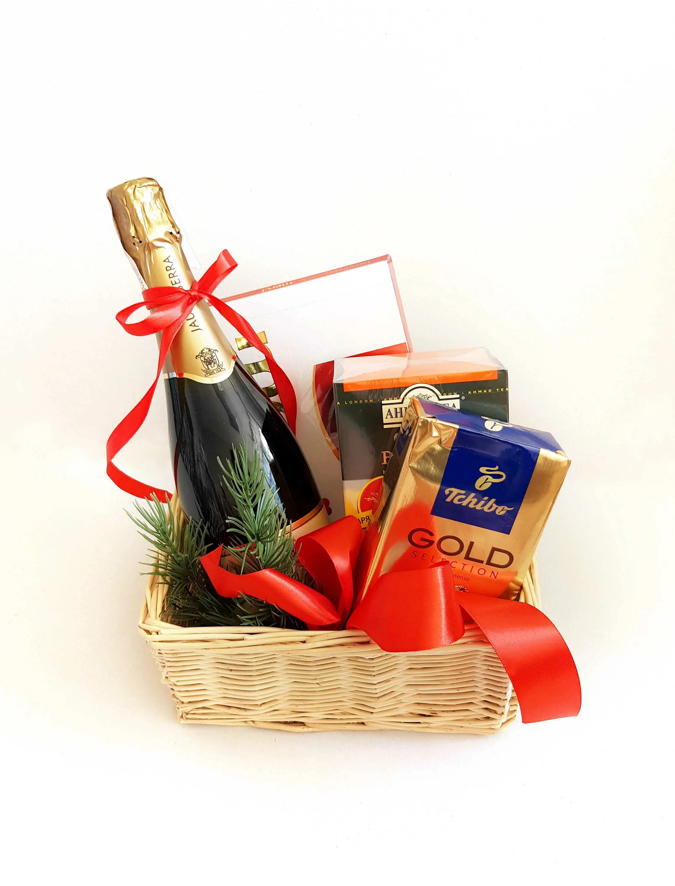 Шампанское и коробка конфет. Подарок с шампанским. Набор шампанское и конфеты. Корзина с шампанским и конфетами. Подарочный набор шампанское и конфеты.