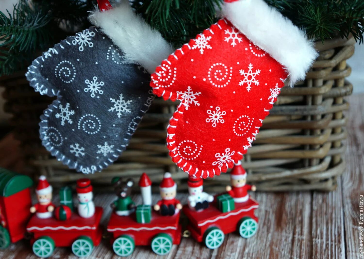 новогодняя варежка. красивые игрушки. объемная игрушка на елку. елочные игрушки. оригинальные игрушки на елку.