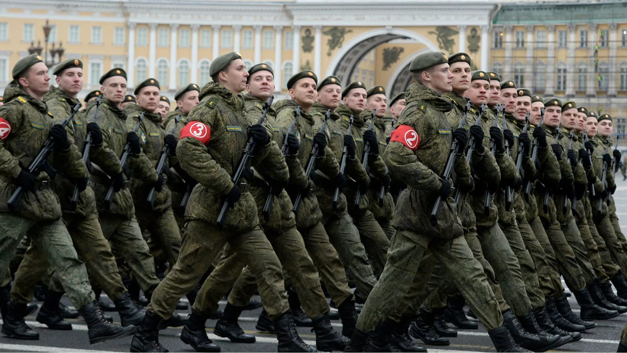 Парад России. Служу России. Военный парад картина. Армия панорама.