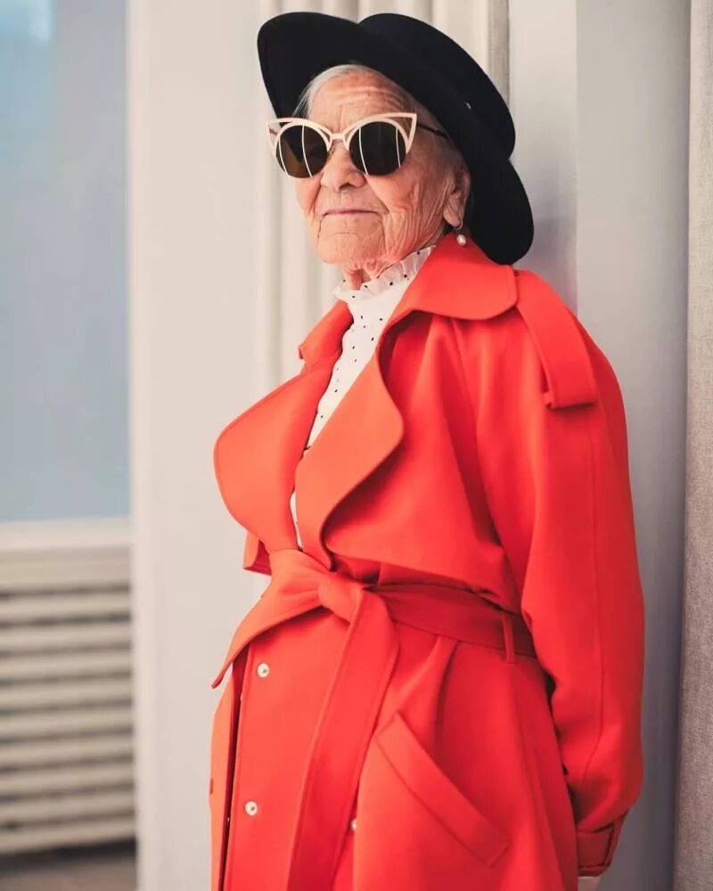 Мама плачет. Баба лена путешественница. Старушке лене прикольные картинки. Документальный фильм «бабушка лена». Баба лена путешественница.