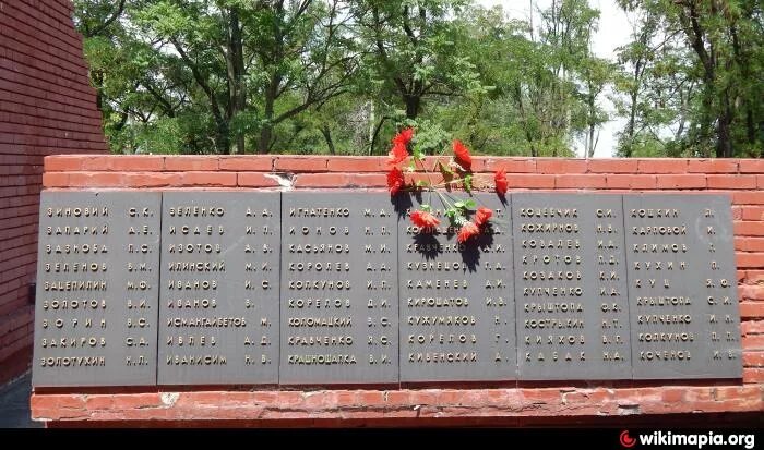 Братские могилы украины. Черкасская область братская могила. Братская могила советских воинов луганск. Памятник братская могила. Херсон памятник братская могила.