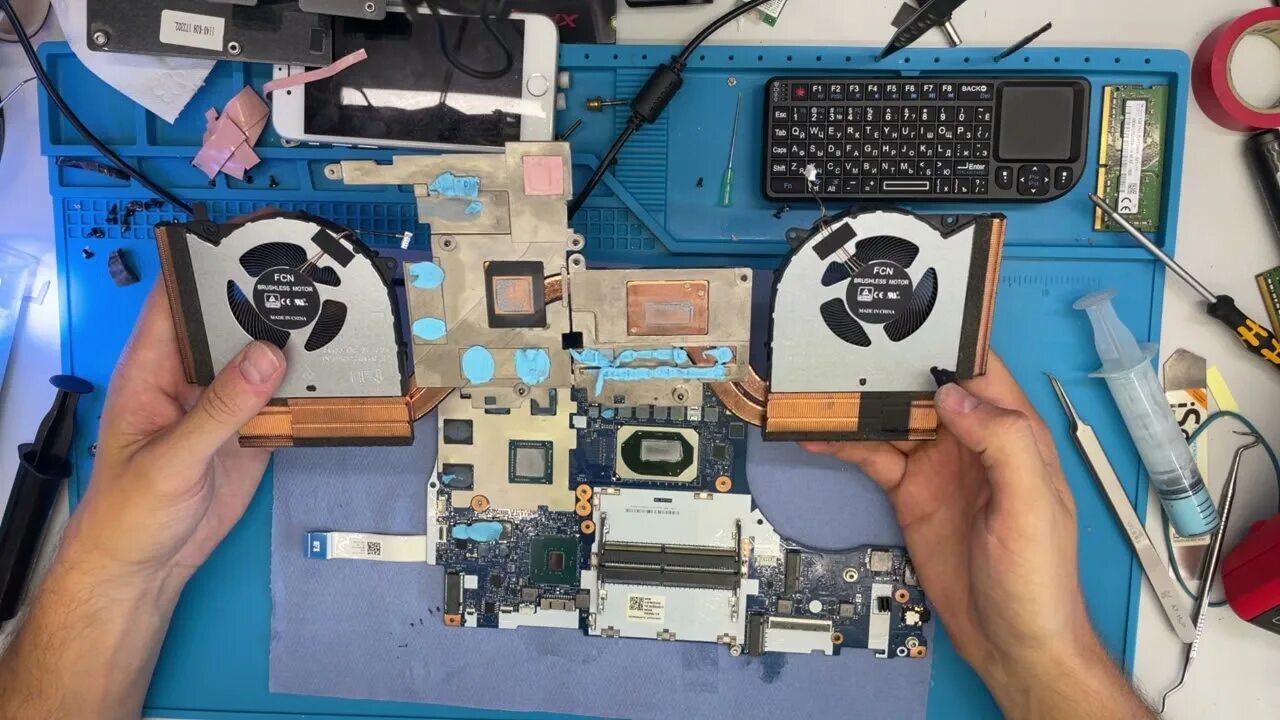 Термопаста socket 423. Термопаста для ноутбука для чего она нужна. Термопаста на материнской плате. Правильно нанести термопасту на процессор. Для чего нужна термопаста в светодиодной балке.