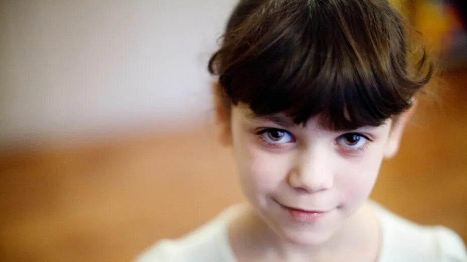 Мария рудницкая оставила ребенка. Маленькая деревенская девочка. Мама полицейский с ребенком. Ребенок ищет маму. Дети ждут.