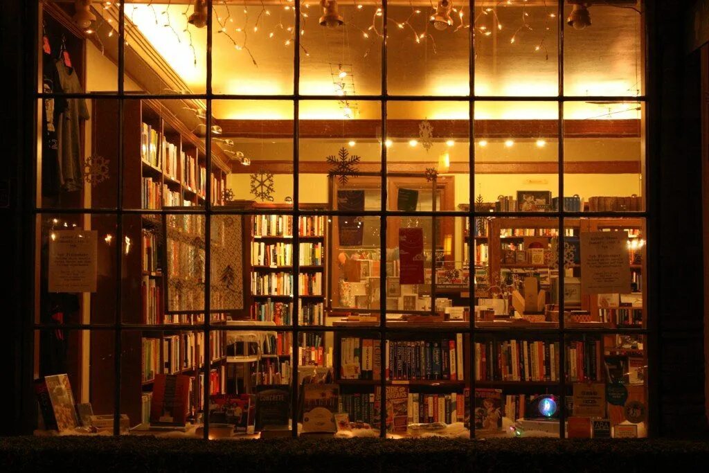 Favorite books 1. Витрина книжная. Витрина книжного магазина. Красивые витрины книжного магазина.