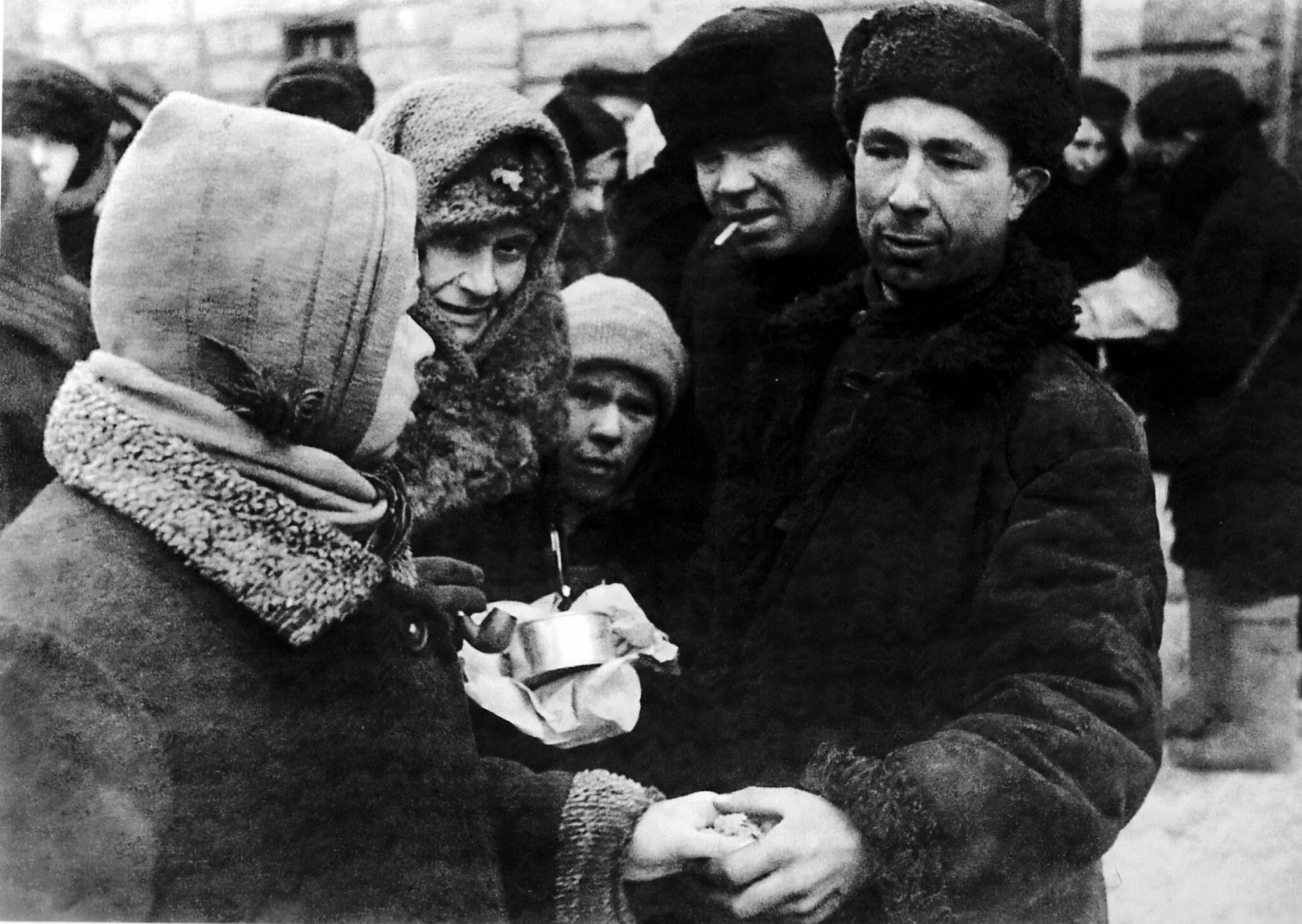 Зима 1941 года в блокадном ленинграде. Блокада ленинграда фото людей. Блокада ленинграда зима 1942. Блокада ленинграда голод хлеб. Блокада ленинграда фото людей.