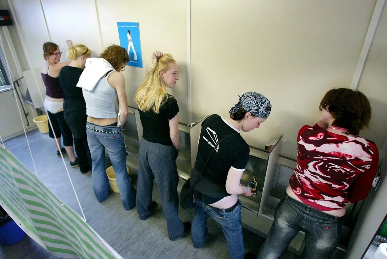 Писсуары в женском туалете. Писает по очереди. Красивые девушки писаются. Обоссаная юбка. Туалет на природе.