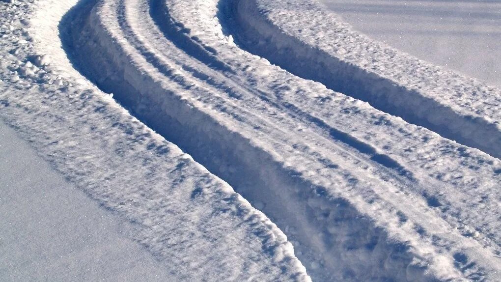Дорогу в глубоком снегу. Снежная колея. Снежная колея на дороге. Ледяная дорожка. Нечищенные дороги зимой.