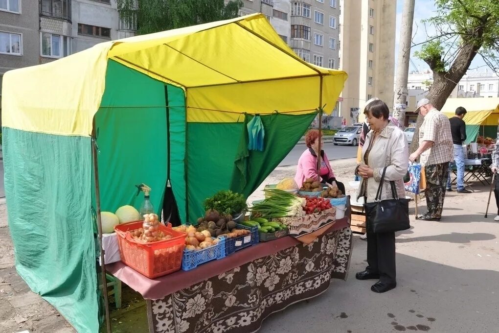 Рынок на улице. Палатка на рынке. торговая палатка на рынке. палатка на улице. овощная палатка.
