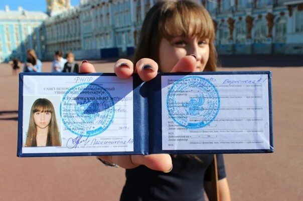 Через полтора после окончания университета катя вышла