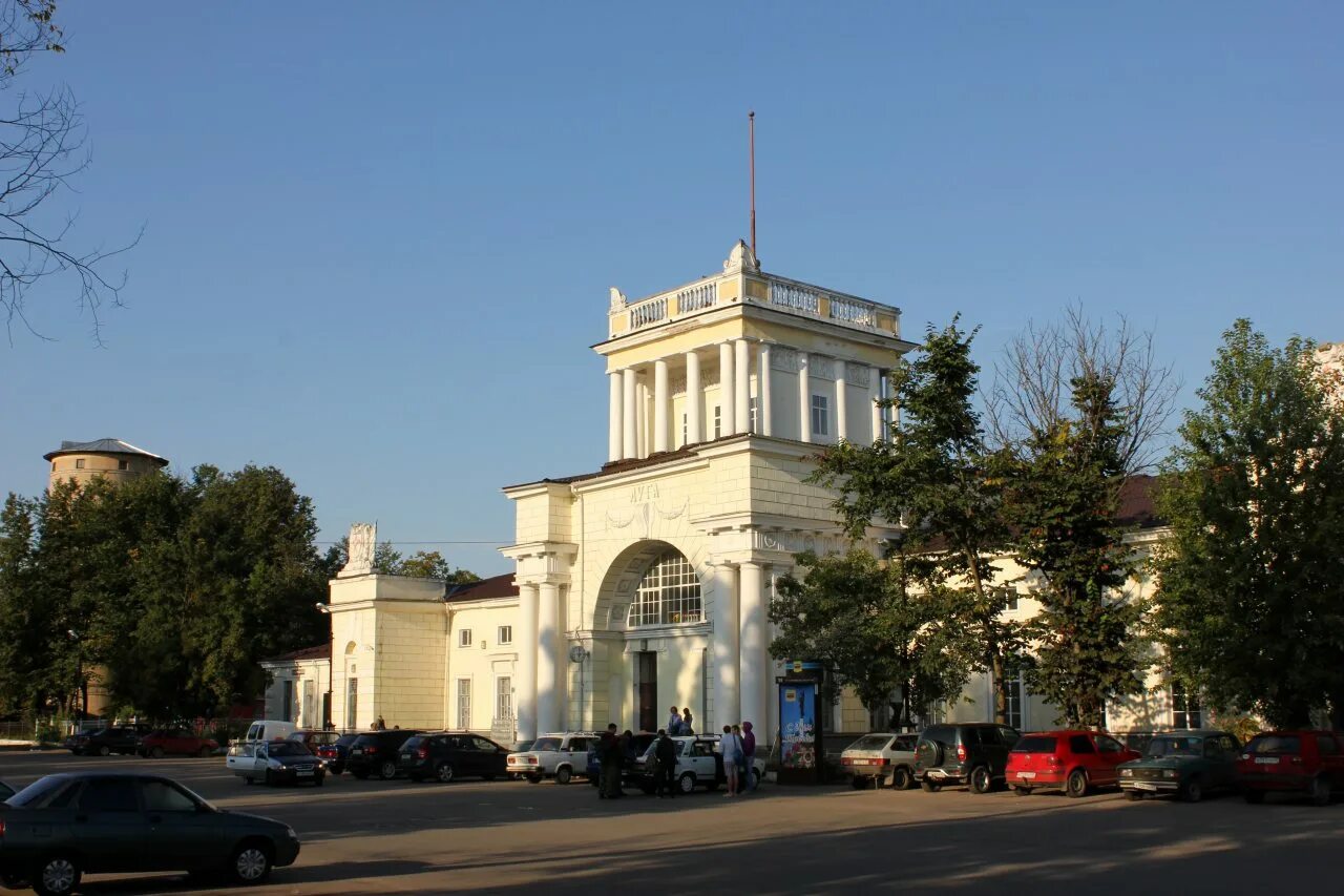 Город луги где. Город Луга Ленинградской области. Луга город Ленинградская. Город Луга вокзал. Луга Ленинградская область вокзал.