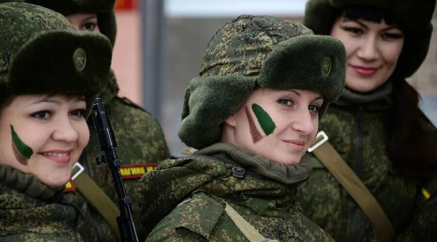 Слова жен военных. Женщины в Российской армии. Женщины военнослужащие. Женщины военнослужащие в России. Женщины в современной армии.