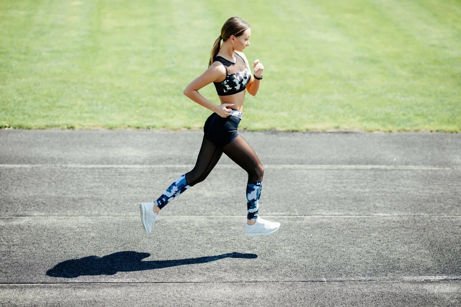 She like doing sports. Тренировка на стадионе для девушек. Бег 800 метров женщины. Девушка убегает. Быстрый бег девочки.