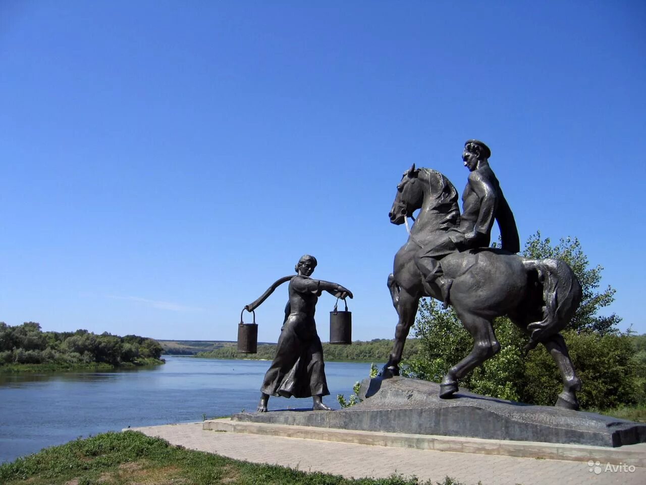 Окрестности дона. Памятник Аксинье и Григорию в Вешенской. Тихий Дон станица Вешенская.