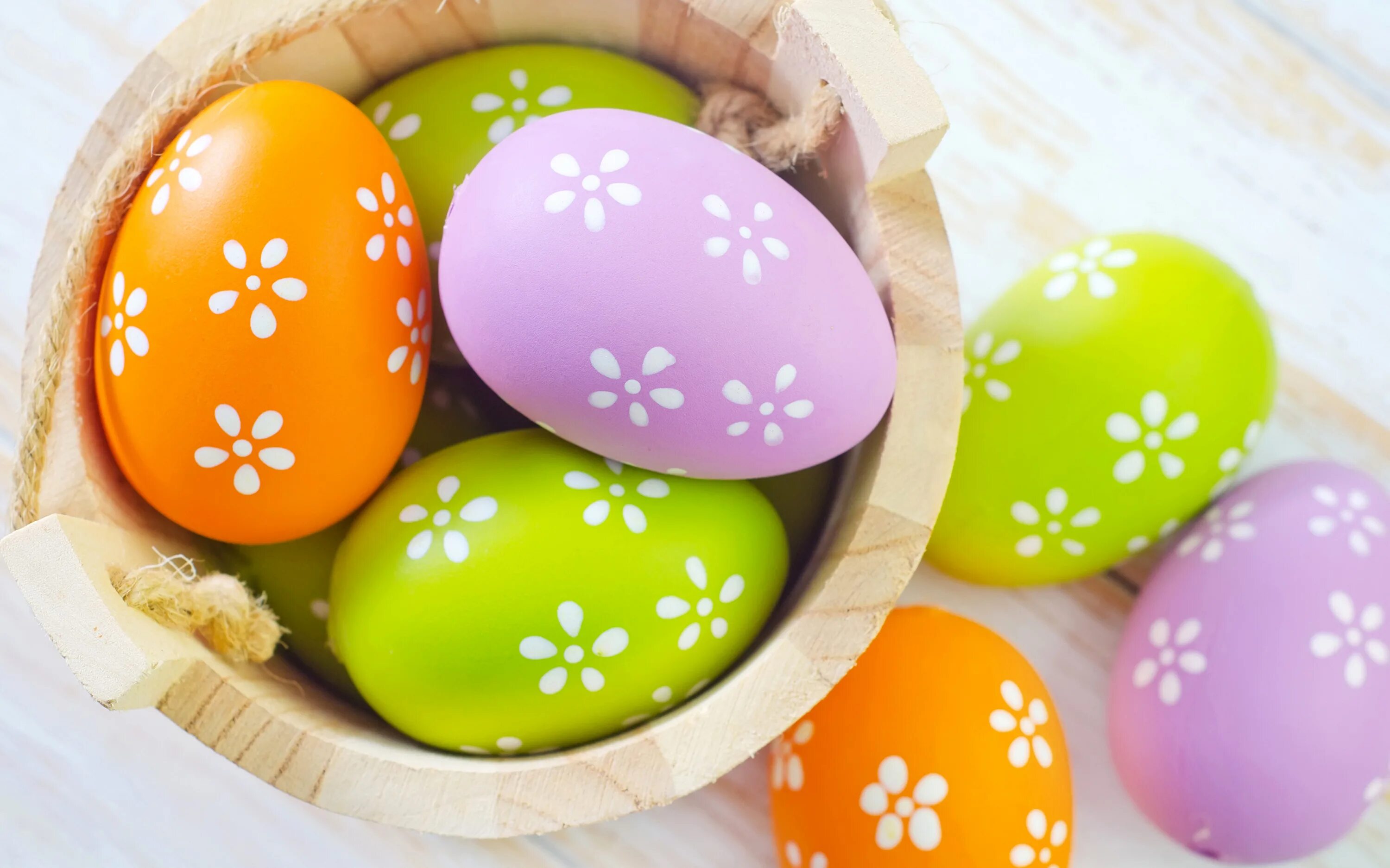 Украсить яйца к пасхе. Крашенки пасхальные яйца. Картинки на яйцах к пасхе. Разноцветные пасхальные яйца. Красивые пасхальные яйца.