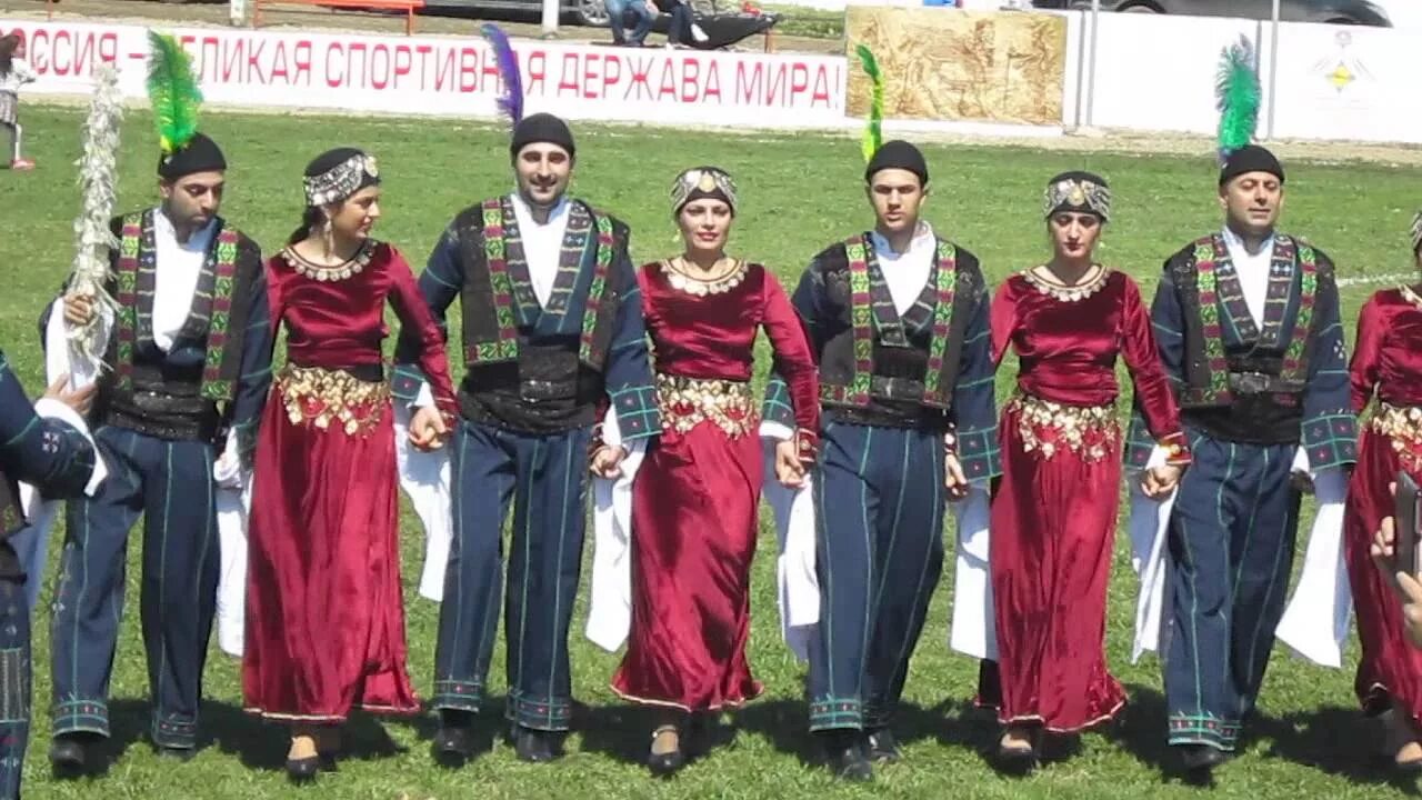 Ассирийцы в палестине. Ассирийцы Урмия. Ассирийский ансамбль Урмия. Ассирийская Национальная одежда. Национальная одежда ассирийцев.