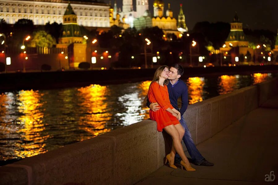 Девушка на набережной со спины. Женщину на вечер в москве. Фотосессия в ночном городе. Фотосессия в платье в городе. Левушка в красивом платье.