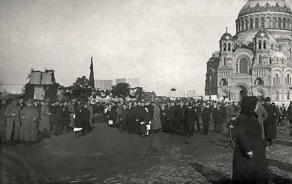 Якорная площадь история
