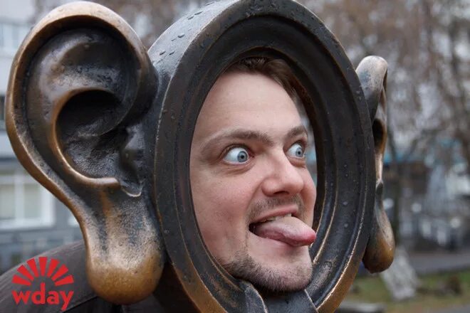 Нос эммы робертс в профиль. Мужчина с ушками зайчика. Мик джаггер большой рот. Креативная 5. Человек с большой улыбкой.