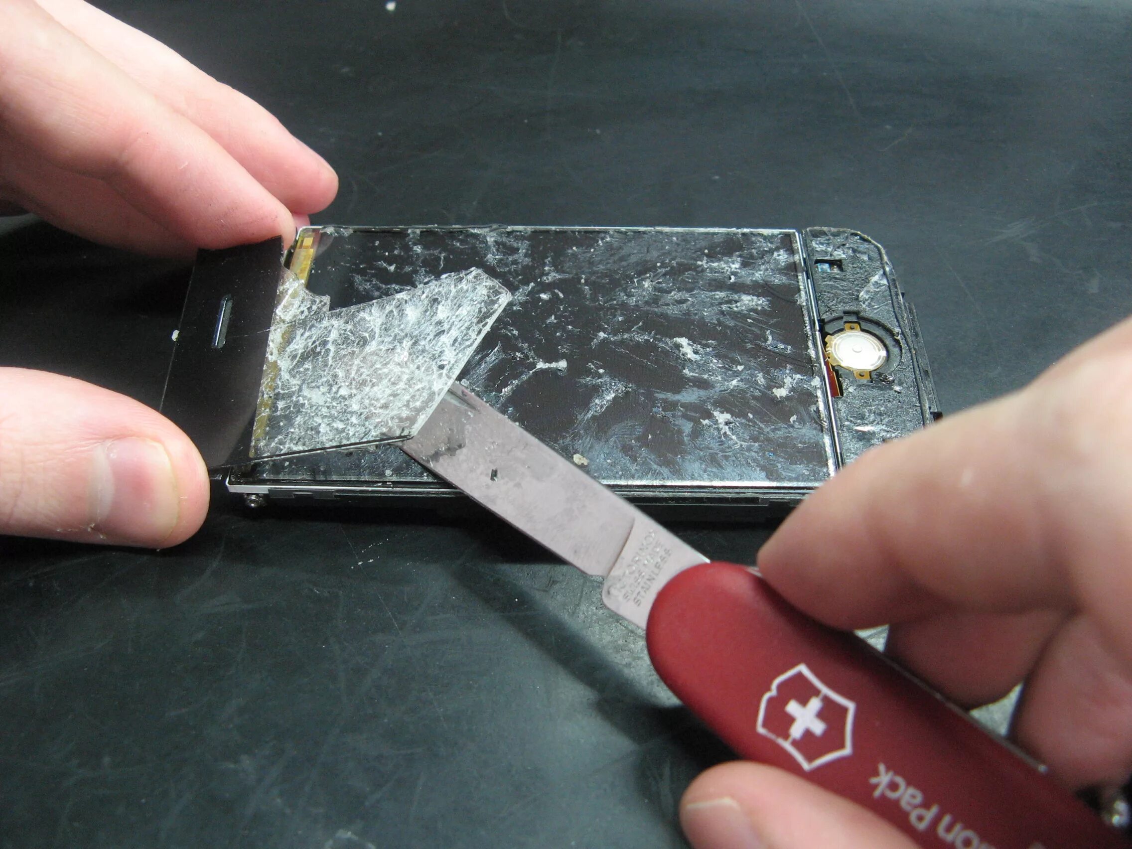 Поставь разбитая. Отремонтировать стекло на телефоне. Разбитое стекло на телефоне. Сломанный дисплей. Разбитый сенсорный экран.