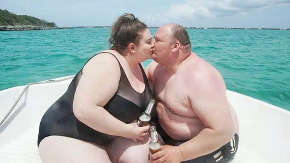 Два толстяка на море. Лижет толстой тетке